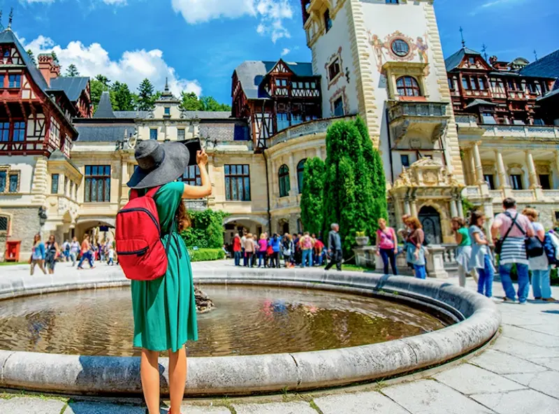 Castel romanesc intr-un peisaj montan